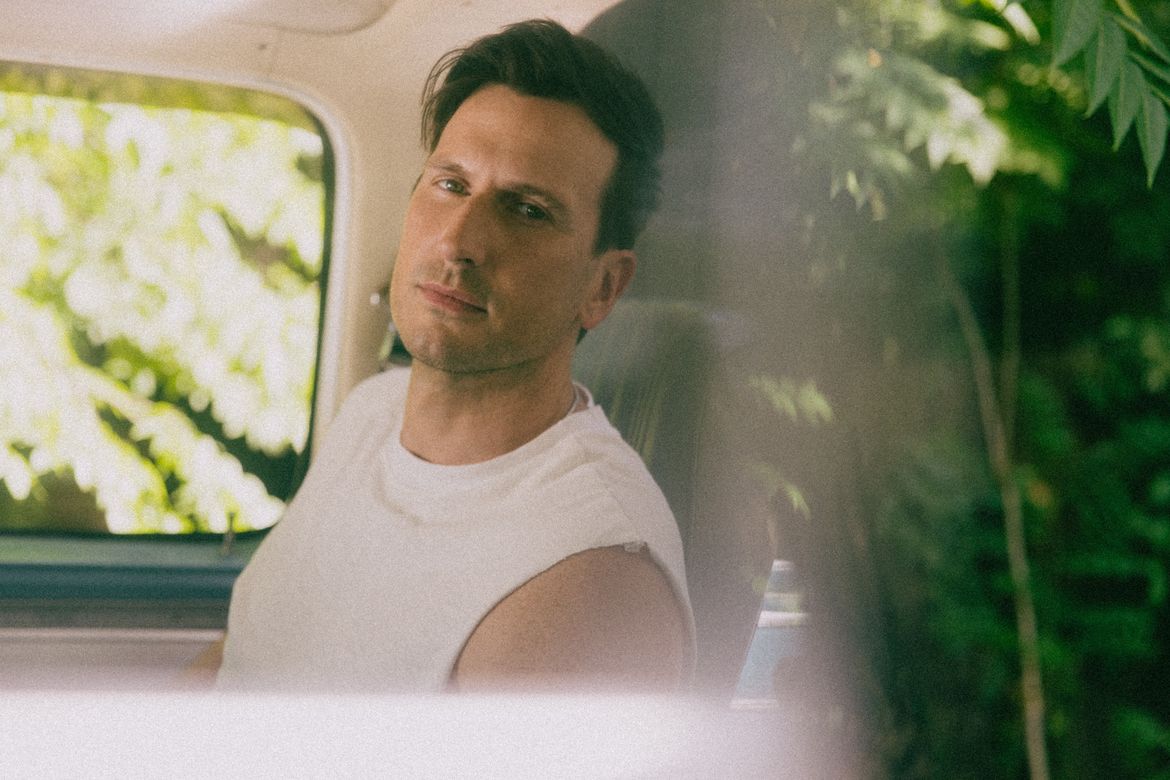 Russell Dickerson A Country Star On The Rise Books A Stop At The Knit