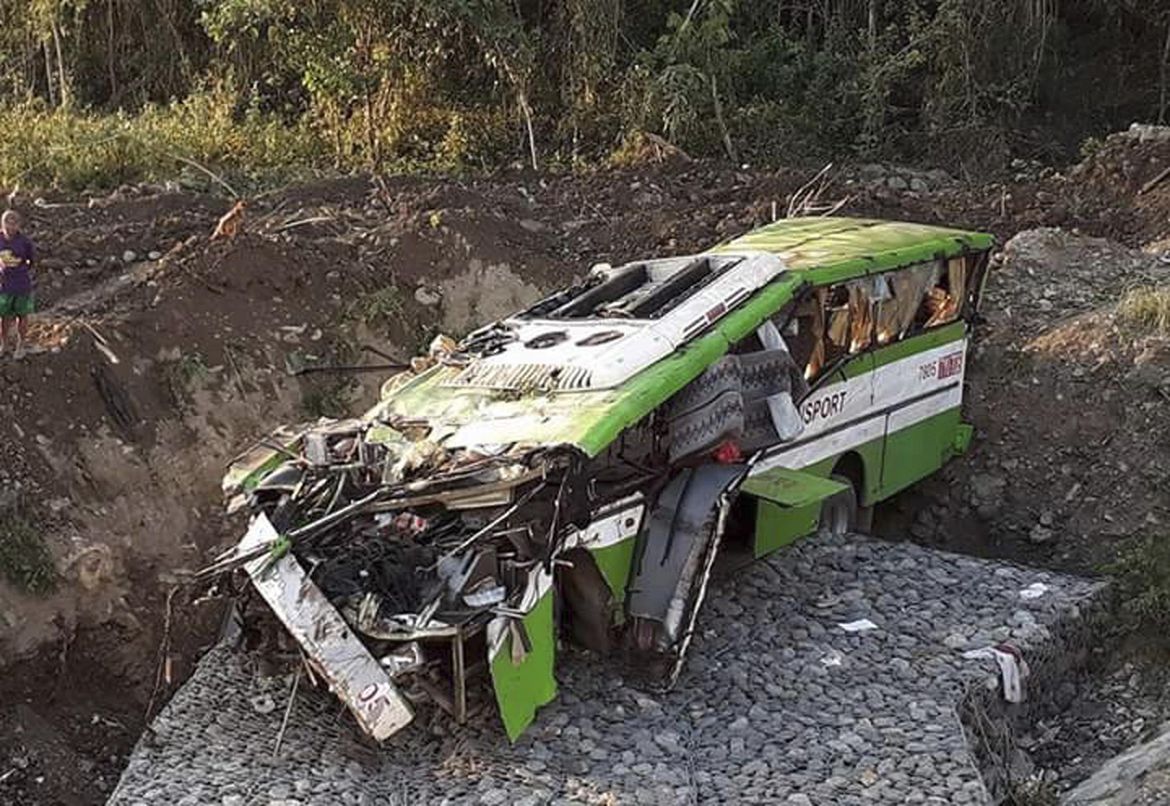 Philippine Bus Careens Into Ravine Killing 19 Injuring 17 The