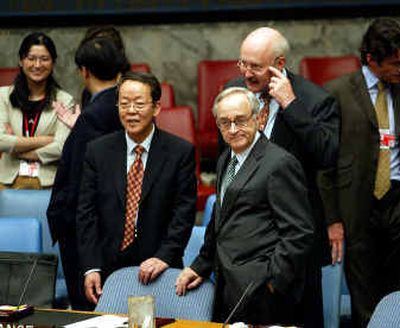 
Ambassadors converse before the vote: Guangya Wang of China, left; Jean Marc de La Sabliere of France, right; and Gunter Pleuger of Germany. 
 (Associated Press / The Spokesman-Review)