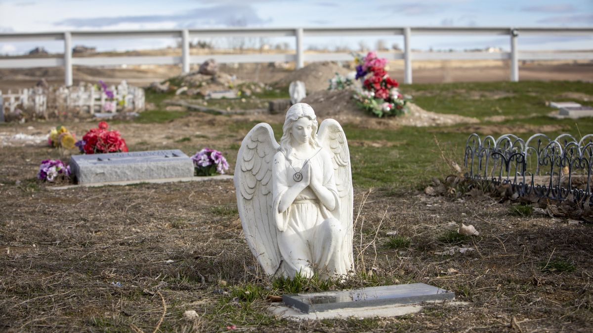 An angel keeps watch over the grave of 22-year old Marinda Kay Rossiter at Peaceful Valley Cemetery. The private cemetery, on Riverside Drive near Lake Lowell with a view of the Owyhees, is where most Followers of Christ bury their children and family members. (Katherine Jones/Idaho Statesman/TNS)  (Katherine Jones/Idaho Statesman/TNS)