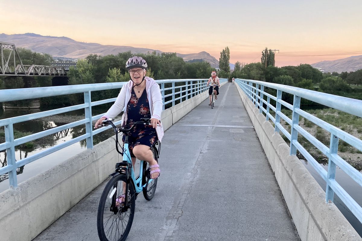 Riding The Loop along the Columbia River in Wenatchee. (John Nelson)