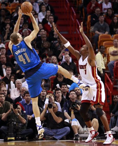  Dirk Nowitzki (41) of Dallas shoots over Miami’s Chris Bosh. Nowitzki scored 26 points as Mavs ended Heat’s win streak. (Associated Press)