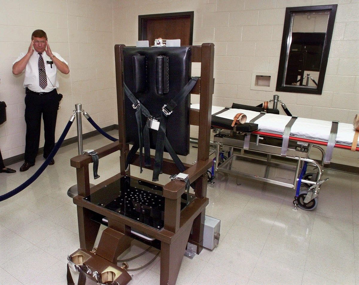 In this Oct. 13, 1999, file photo, Ricky Bell, the warden at Riverbend Maximum Security Institution in Nashville, Tenn., gives a tour of the prison’s execution chamber. (Mark Humphrey / Associated Press)