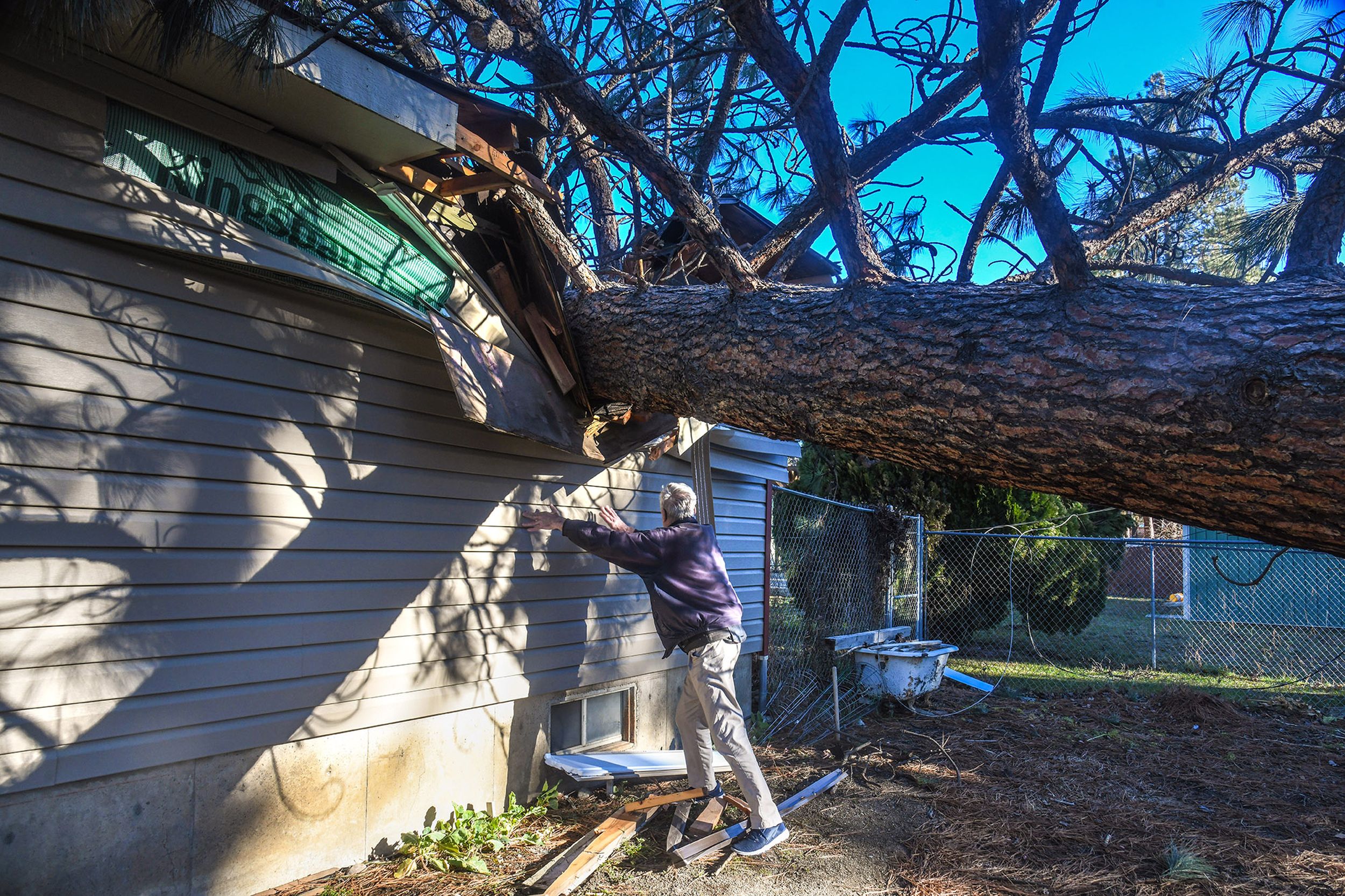 Wind knocks out power to at least 100,000 customers in Spokane area Wind knocks out power to at least 100,000 customers in Spokane area