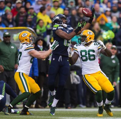 Chris Matthews recovers onside kick that led to Seahawks taking lead in fourth quarter.