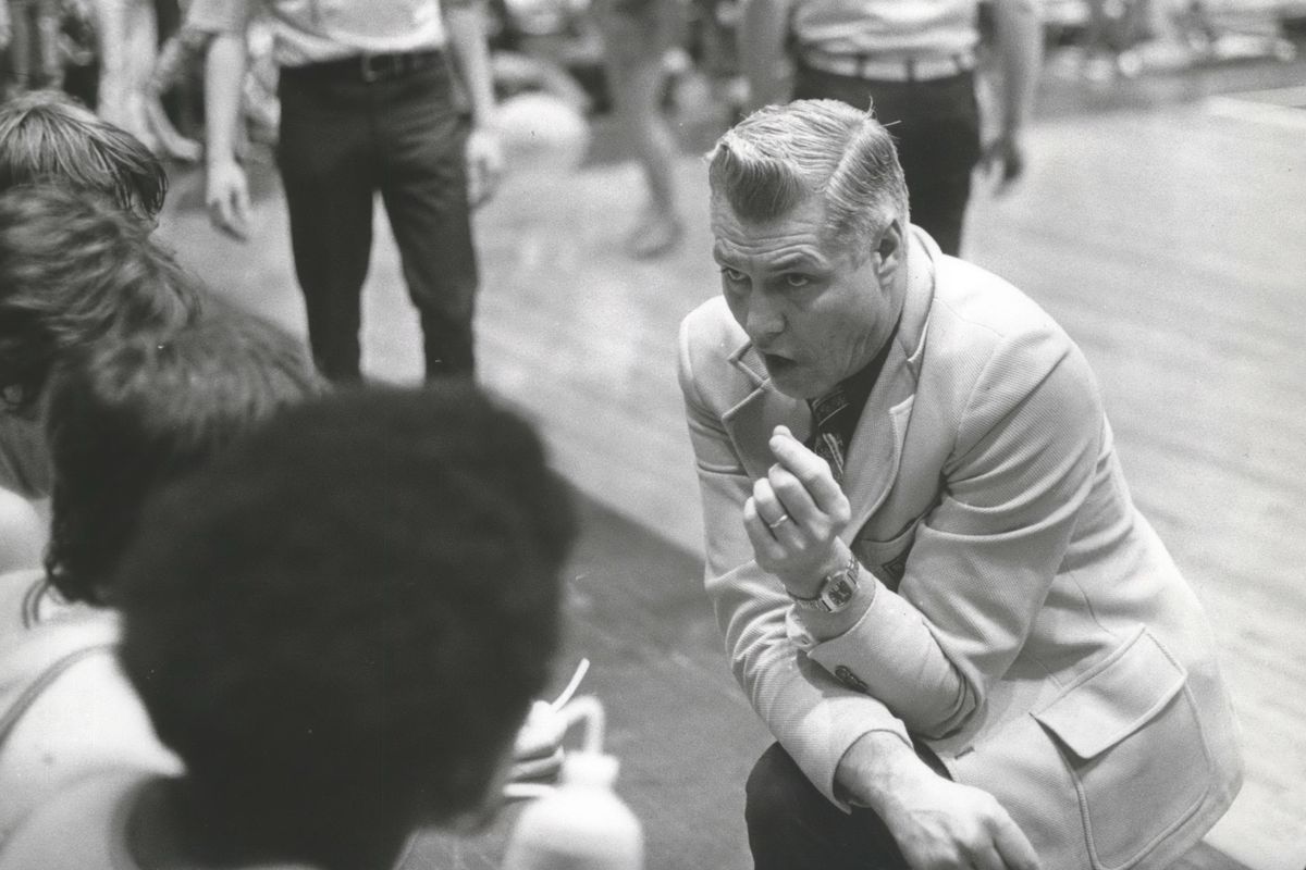 Frank Teverbaugh, shown during a 1977 game, was a Hall of Fame basketball coach and all-around athlete. (archive photo / S-R)