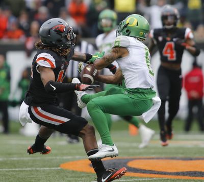 Oregon State cornerback Treston Decoud, left, breaks up a pass intended for Oregon’s Charles Nelson, right, in the first half an NCAA college football game in Corvallis, Ore., Saturday Nov. 26, 2016. (Timothy J. Gonzalez / Associated Press)