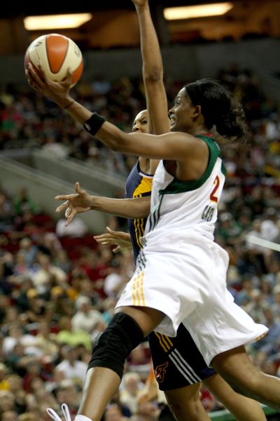 Swin Cash of the Storm drives to the hoop past Indiana's Tammy Sutton-Brown in the first half. (Jim Bates)