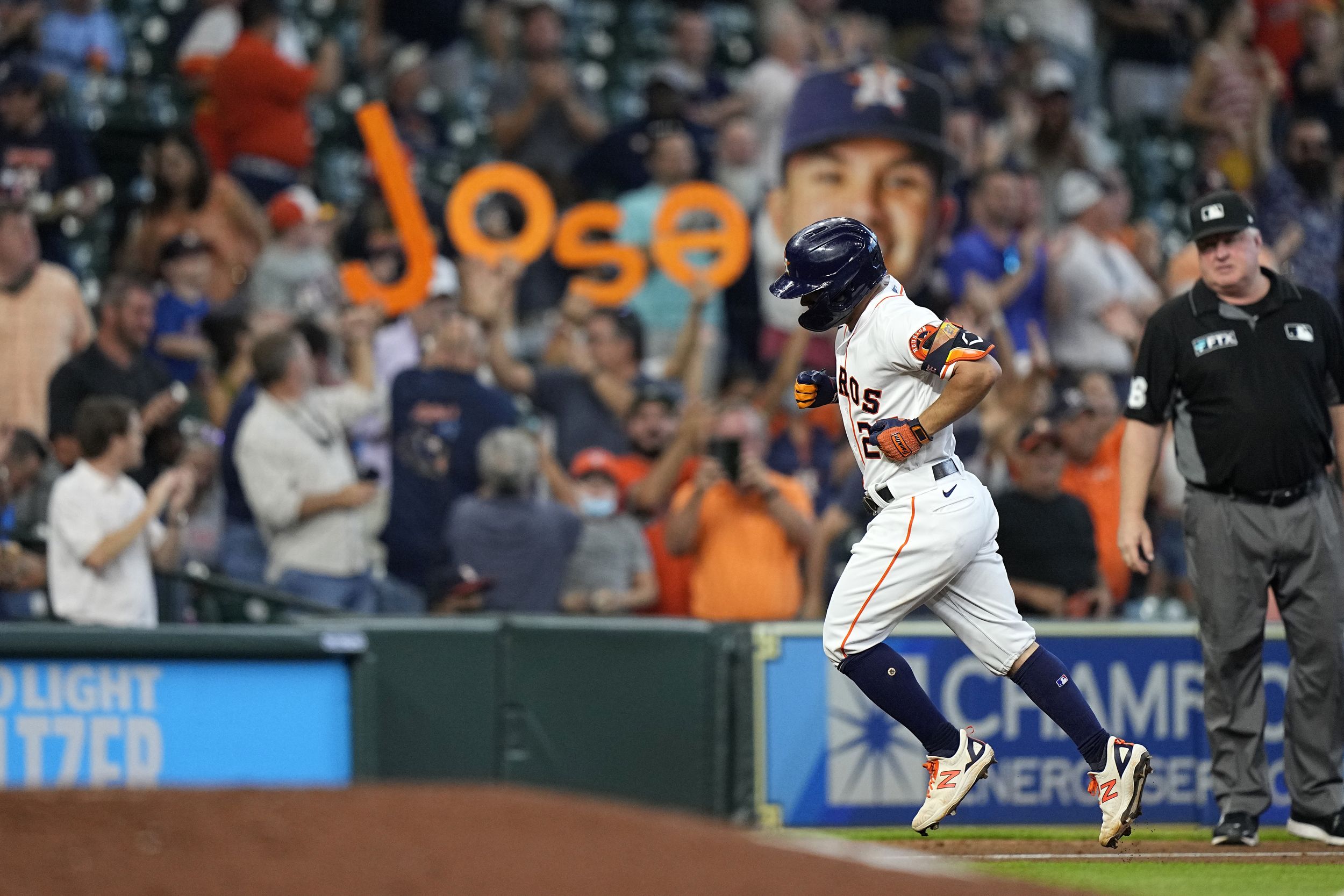 Mariners score nine runs in fourth inning to blow out Astros