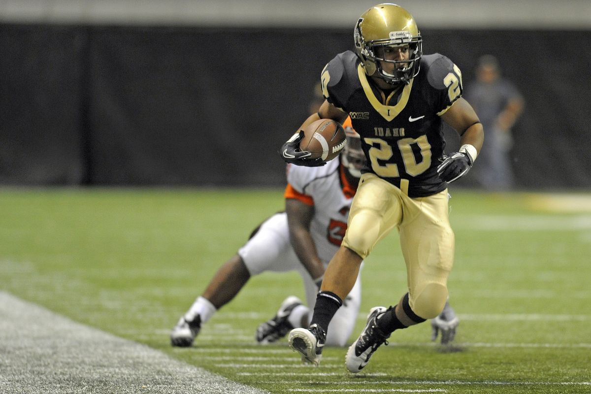 Idaho’s Princeton McCarty dances along the sideline for a big gain in the first half. (Christopher Anderson)
