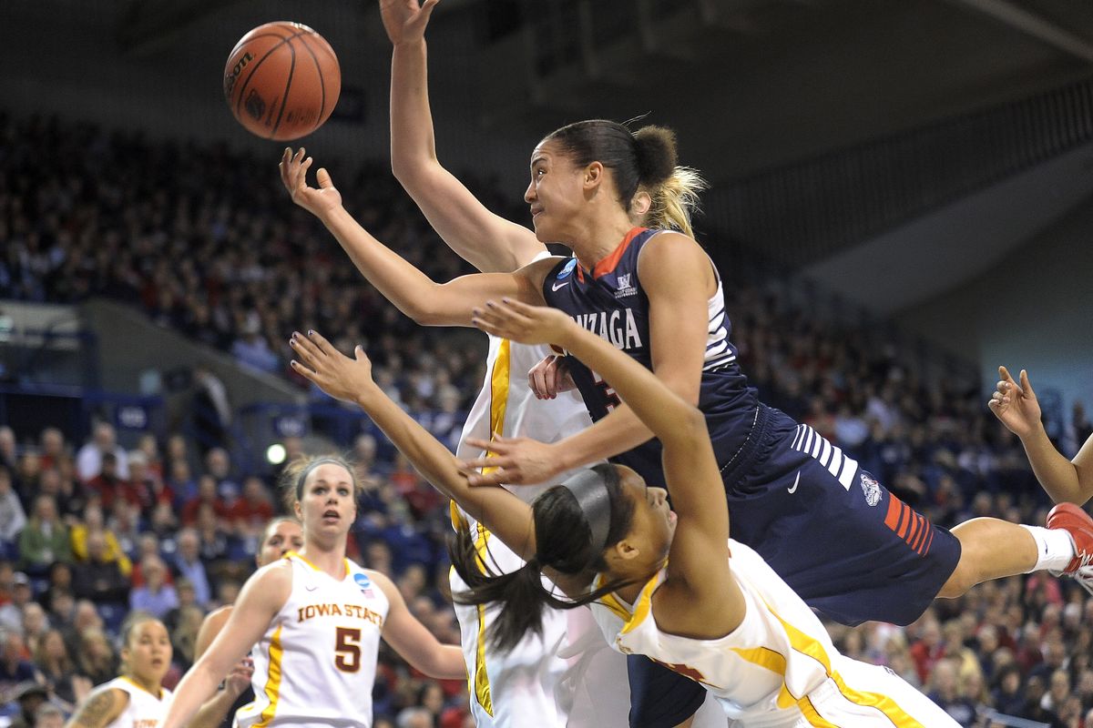 Gonzaga guard Haiden Palmer lifts the ball toward the basket in the first half. She finished with 14 points and 10 steals. (Tyler Tjomsland)