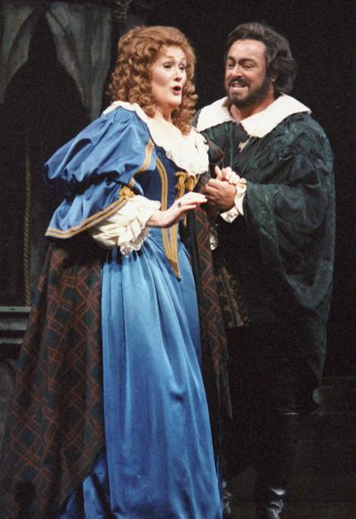 Dame Joan Sutherland and Luciano Pavarotti sing  at the Metropolitan Opera in New York in 1987.  (Associated Press)