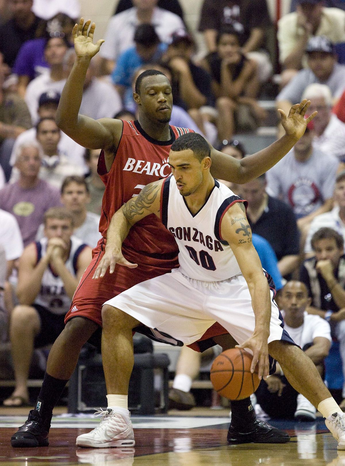 Cincinnati forward Yancy Gates guards Gonzaga center Robert Sacre (00) in the first half of an NCAA college basketball game Wednesday Nov. 25, 2009, at the Maui Invitational in Lahaina, Hawaii. (Eugene Tanner / Associated Press)