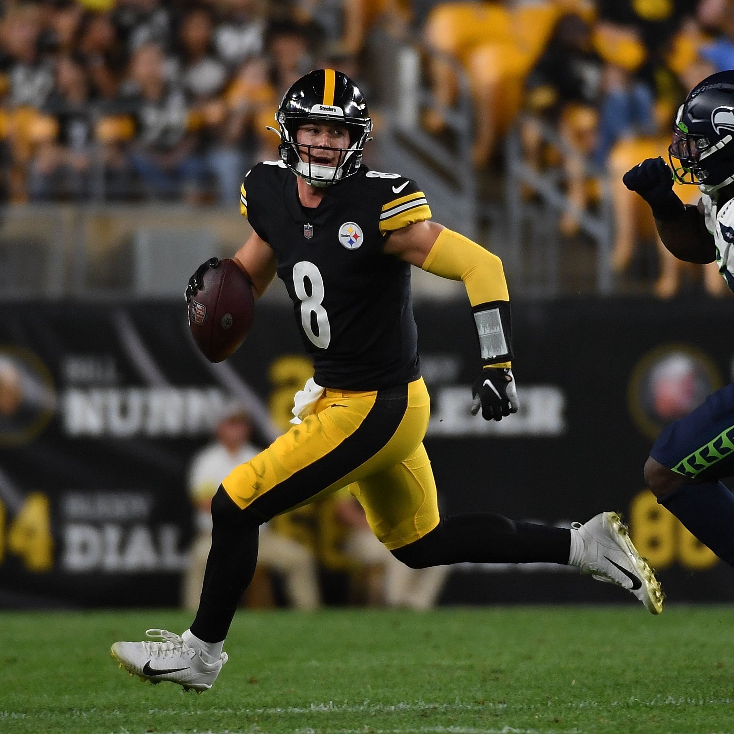 Seattle Seahawks quarterback Geno Smith (7) scrambles as he plats against  the Pittsburgh Steelers during the