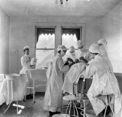 
Nurses and doctors perform their duties in a Deaconess surgical suite in 1917. 
 (The Spokesman-Review)