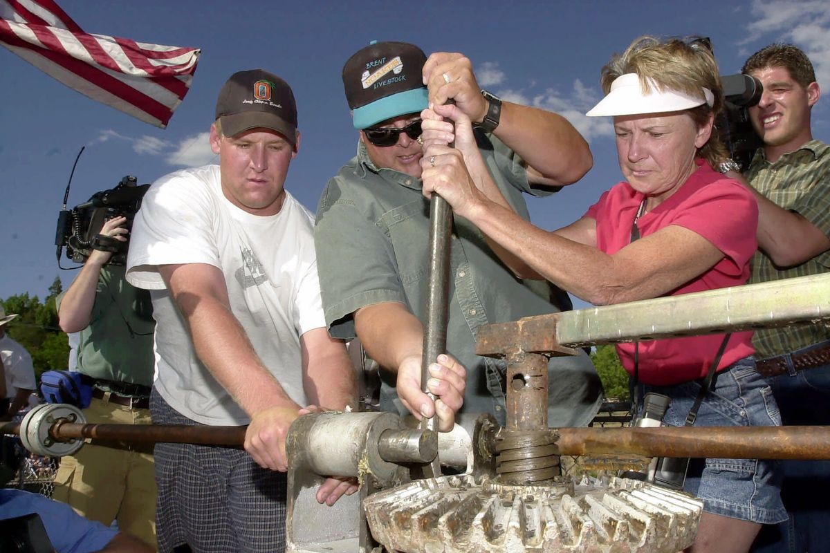 Cindy Camozzi, right, of Bonanza, Ore., and other protesters try to open a headgate to allow water into the Klamath Reclamation Project to irrigate farms on July 13, 2001.  (File Associated Press)