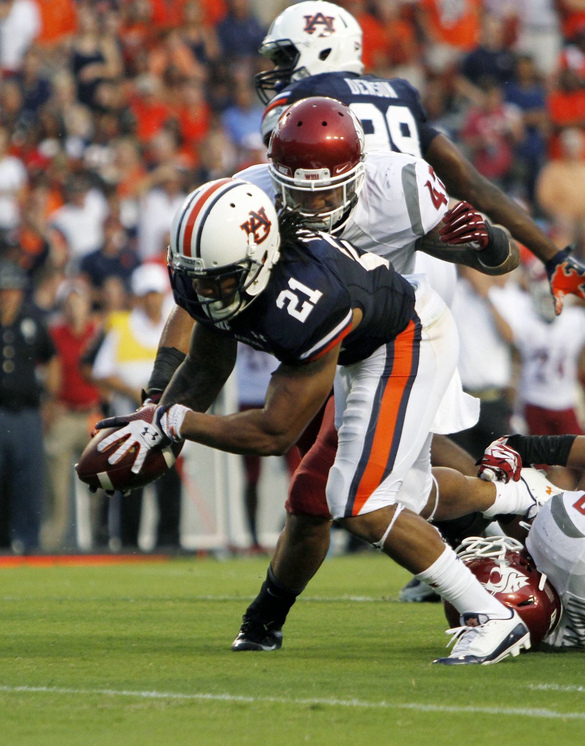 Auburn RB Tre Mason stretches for the end zone in the first quarter. (Associated Press)
