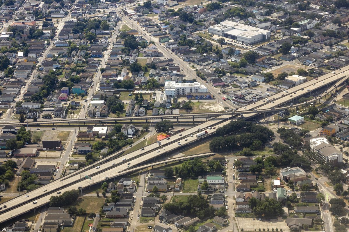 The Interstate 10 Claiborne Expressway at St. Bernard Avenue in New Orleans, as seen on Sept. 15, 2025, from a SouthWings flight. Louisiana officials recommend people leave early and avoid popular routes, such as I-10, to reduce evacuation time before a hurricane. ((Christiana Botic/Verite News and CatchLight/Report for America)/KFF HEALTH/TNS)