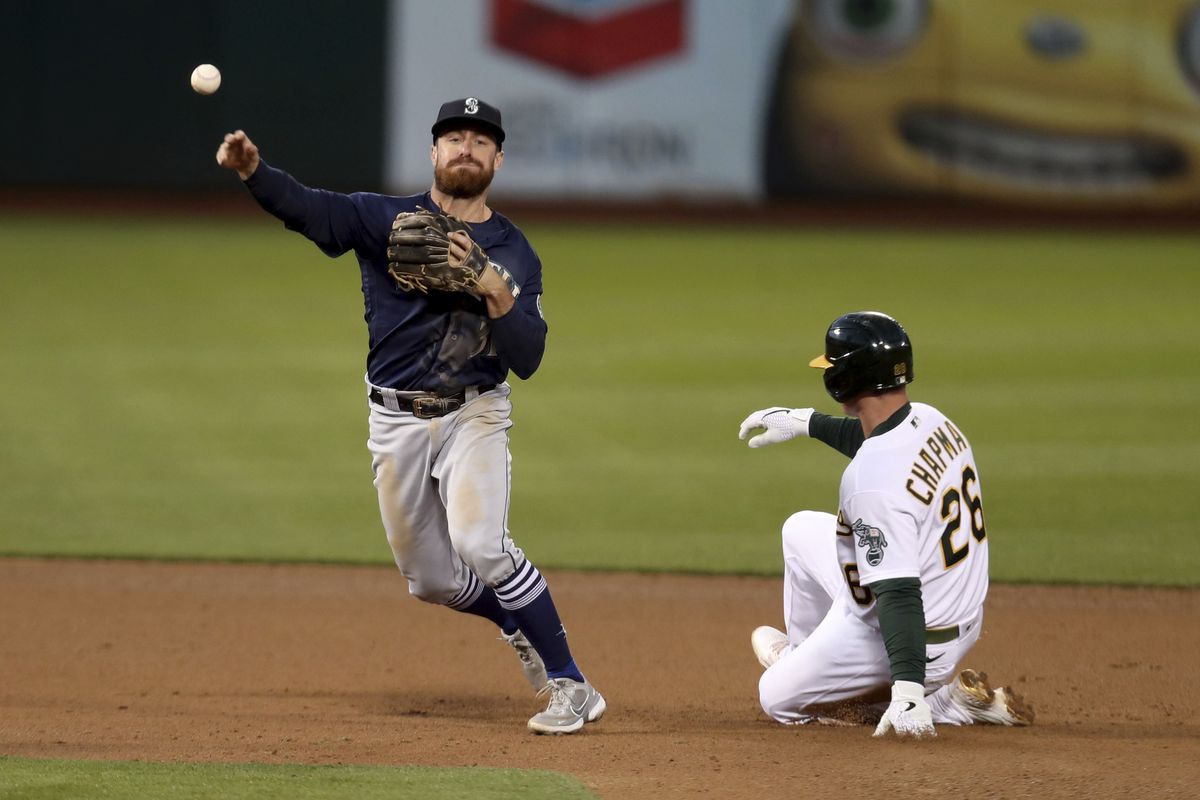 Mariners' Kyle Lewis continues multi-hit streak in home opener