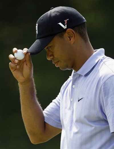 Tiger Woods tips his hat at Hazeltine (AP News)