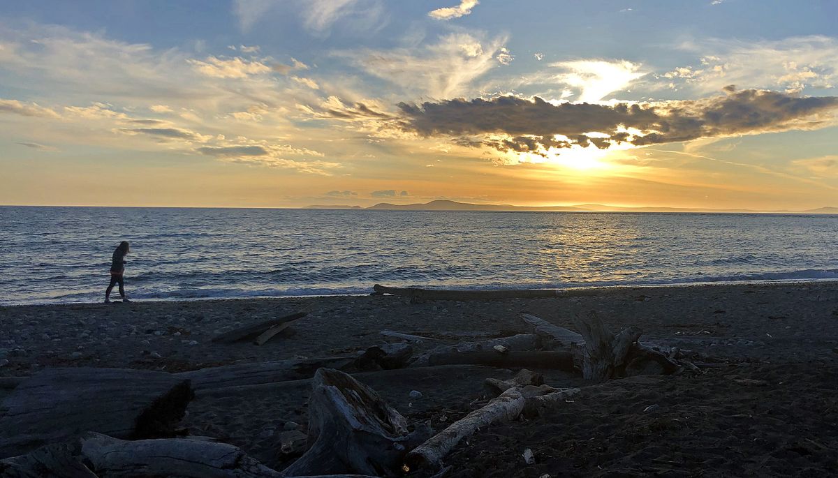 Sunset falls over West Beach at Deception Pass State Park. (Leslie Kelly)