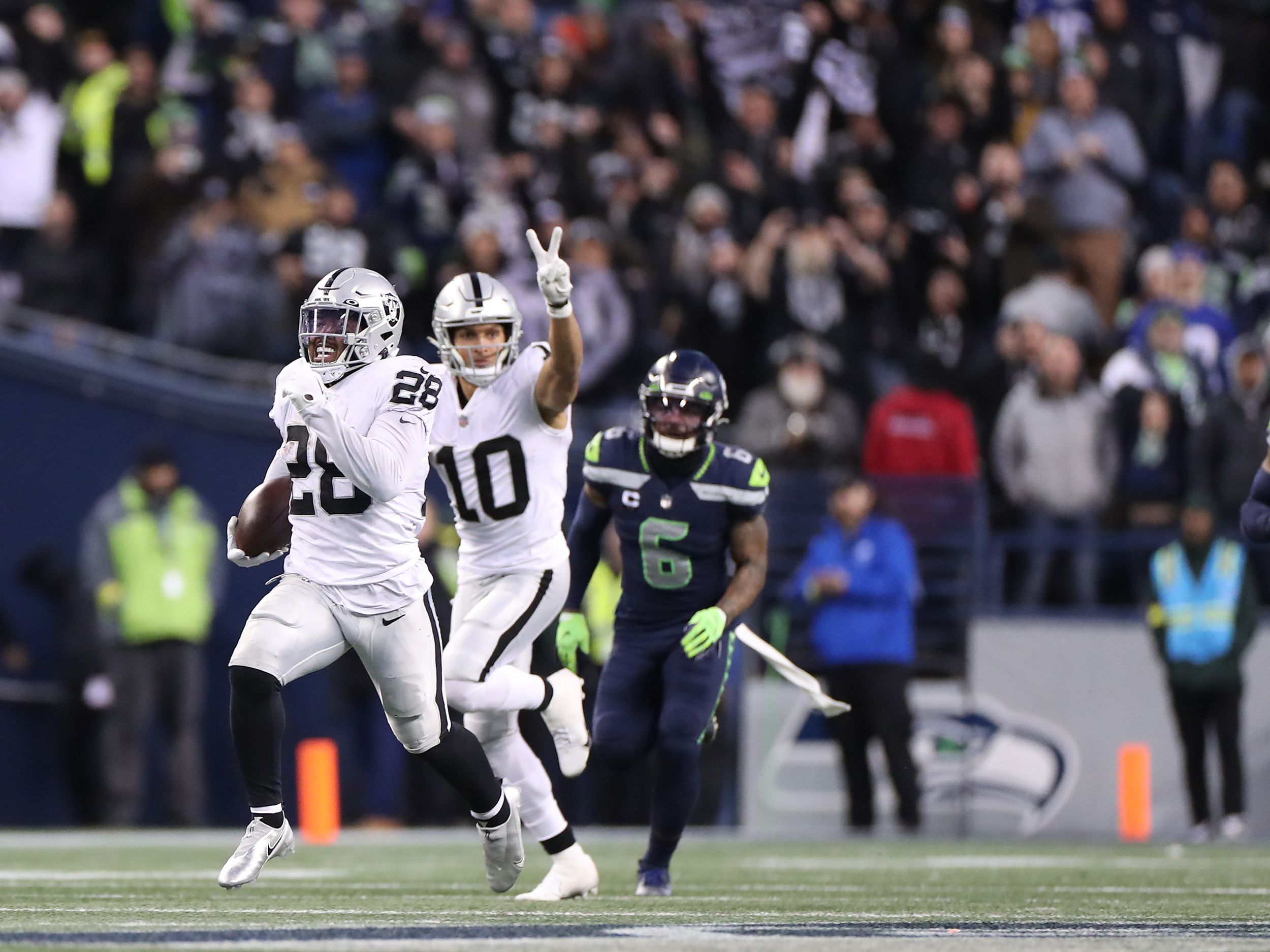 Seahawks vs. Raiders: Seattle falls out of playoff spot with 40-34