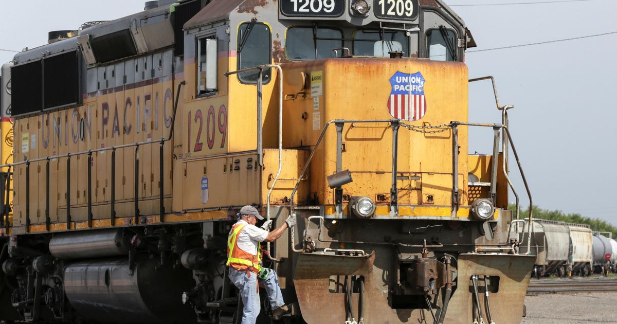 Union Pacific to lay off 500 managers, 250 other rail workers The