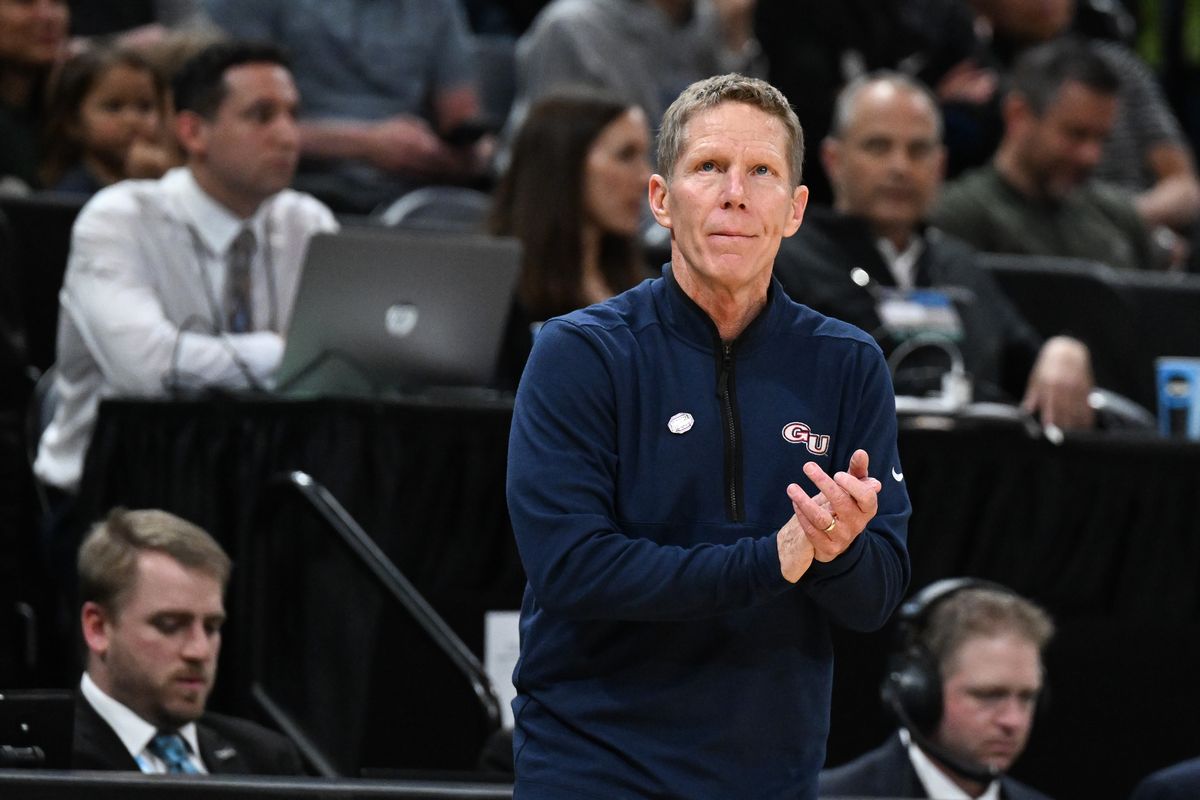 Gonzaga coach Mark Few reacts during the second half of the Zags