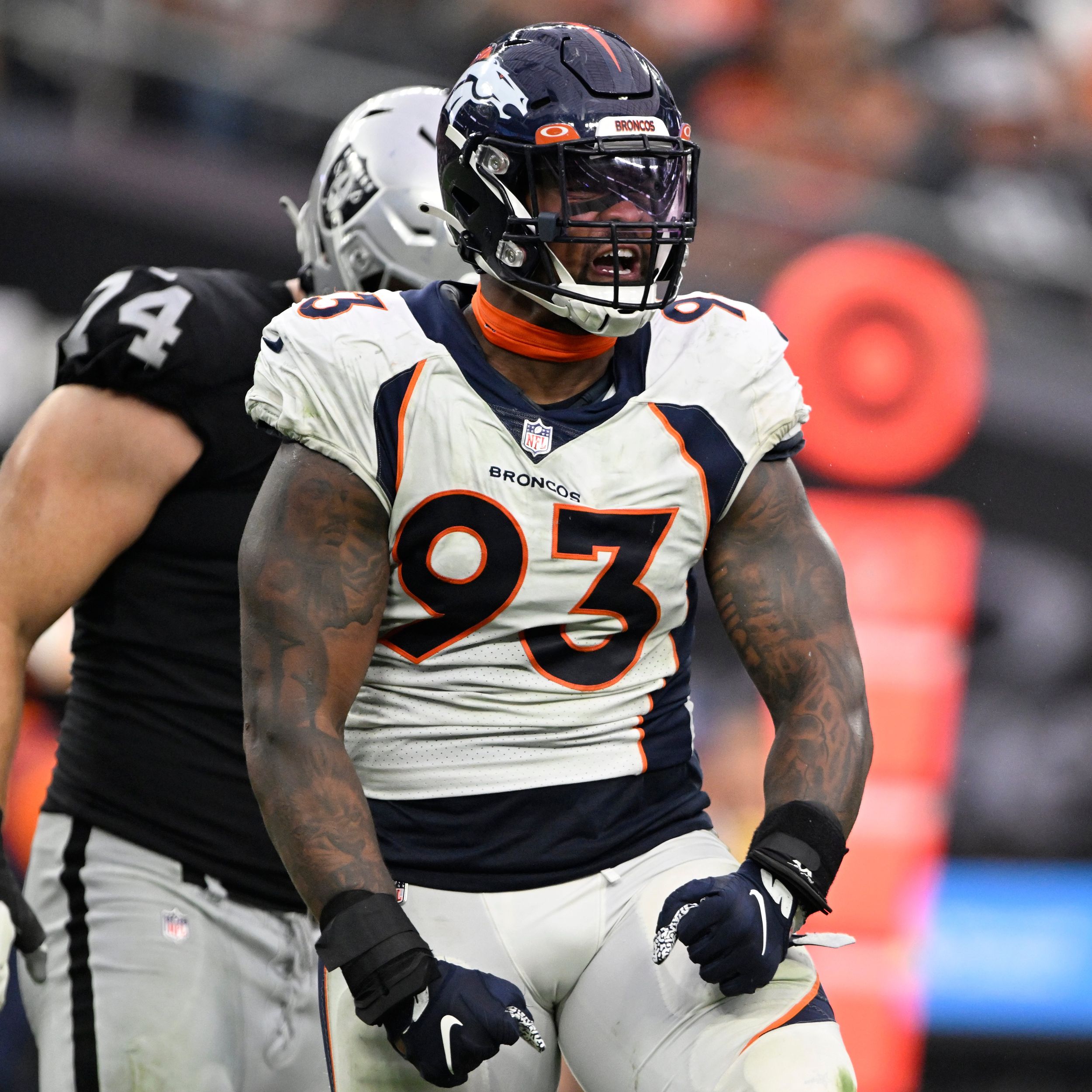 Seahawks DE Dre'Mont Jones reflects on rookies, 'Coach' Michael Bennett -  Field Gulls