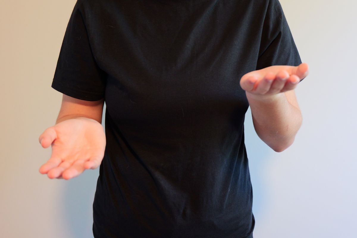 A demonstrating of the popular Gen Alpha 6-7 hand gesture. (Getty Images)