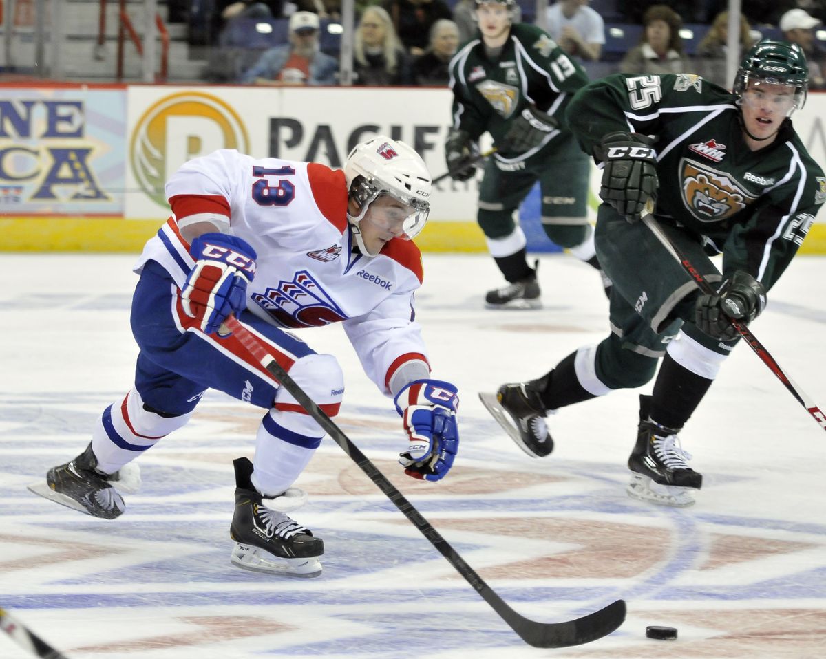 Chiefs’ Alessio Bertaggia, left, races down the ice on a breakaway against Silvertips’ Mirco Mueller. Bertaggia scored a hat trick. (JESSE TINSLEY PHOTOS)