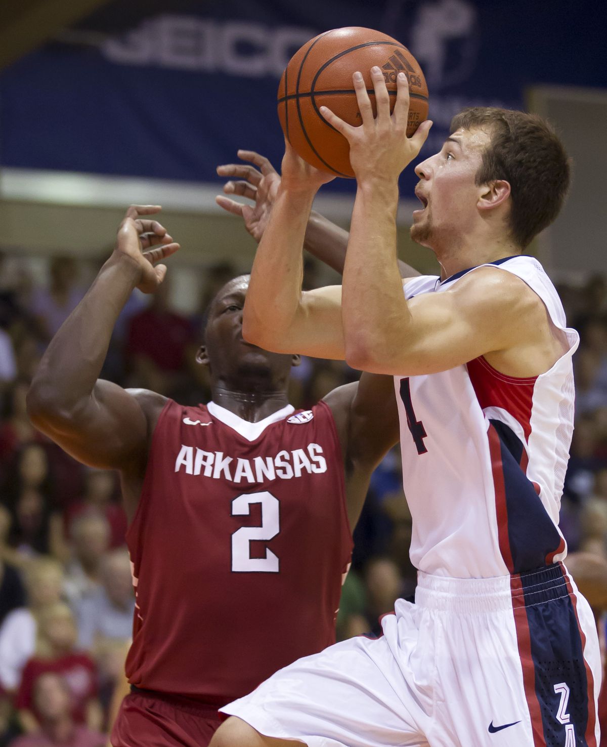 Zags’ Kevin Pangos looks to score against Alandise Harris. (Associated Press)