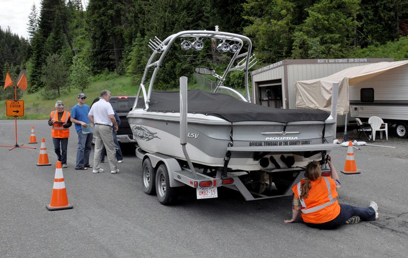 Idaho boat inspection crew looks for invasive species. (Rich Landers)