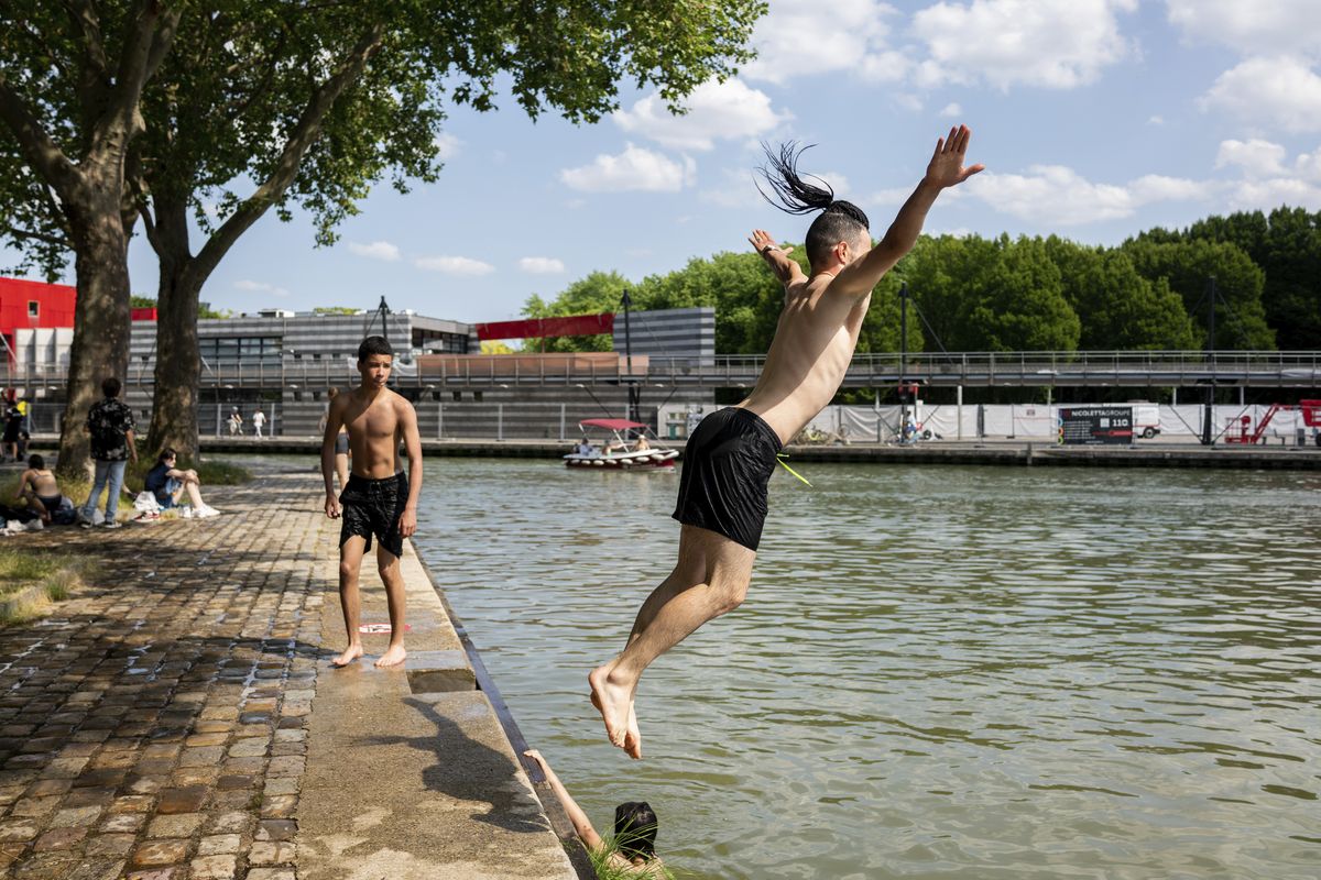 Youths dive in the Canal de l