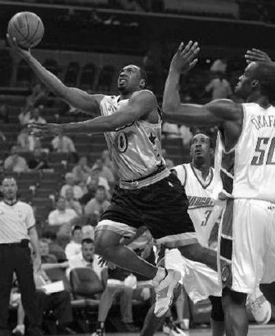 
Washington's Gilbert Arenas drives to the hoop in a loss to Charlotte. 
 (Associated Press / The Spokesman-Review)