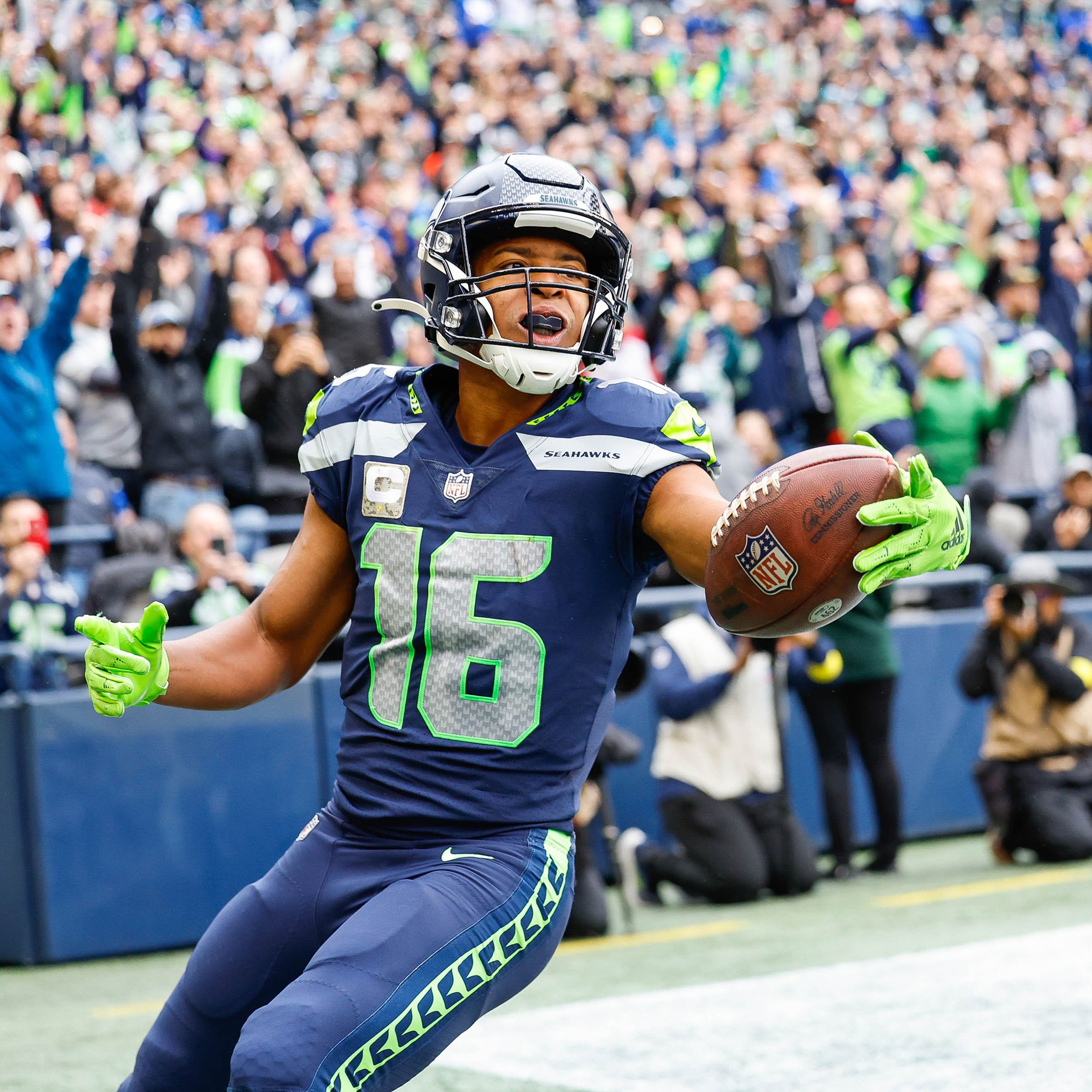 Seahawks Tyler Lockett got Jake Bobo's ball from 1st NFL TD