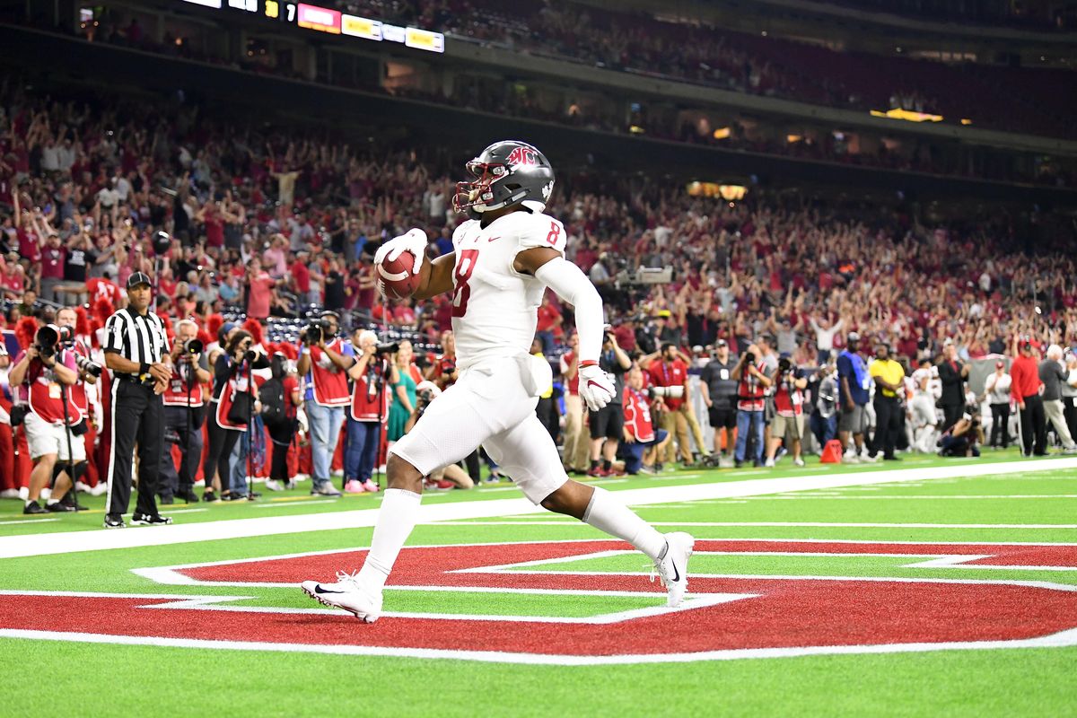 Washington State Cougars wide receiver Easop Winston Jr. (8) runs the ball in for WSU