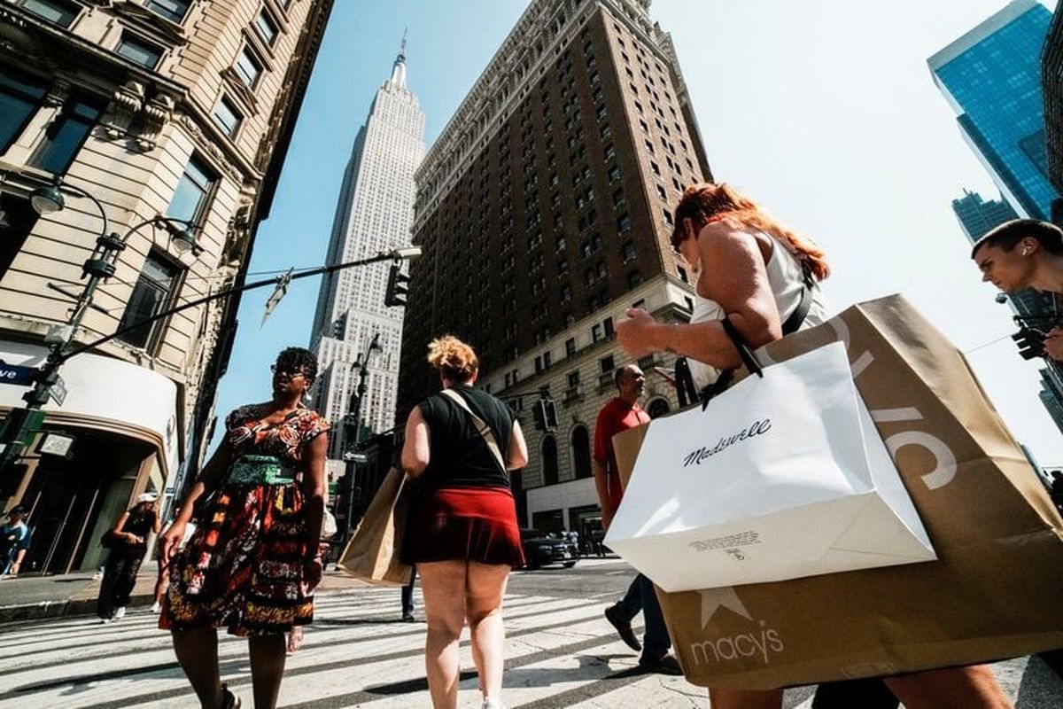 A woman carries shopping bags in Manhattan in New York City, U.S., August 11, 2025.  (Eduardo Munoz)