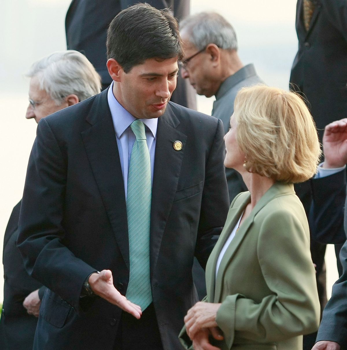 Central bank deputy governor Kevin Warsh talks with EU Finance Minister Elena Salgado in 2010.  (Chung Sung-Jun/Getty Images North America/TNS)