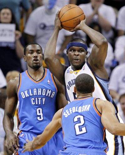 Grizzlies’ Zach Randolph, top right, looks for a teammate as he is defended by Thunder’s Serge Ibaka (9) and Thabo Sefolosha (2). (Associated Press)