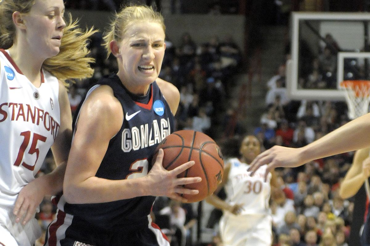 Courtney Vandersloot, who scored a game-high 25 points, drives through a maze of arms to score late against Stanford. (Christopher Anderson)