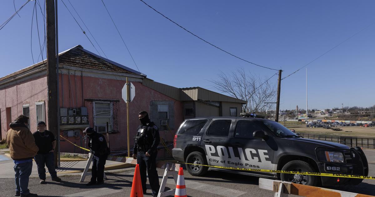 Texas builds base near border where state is quarreling with feds