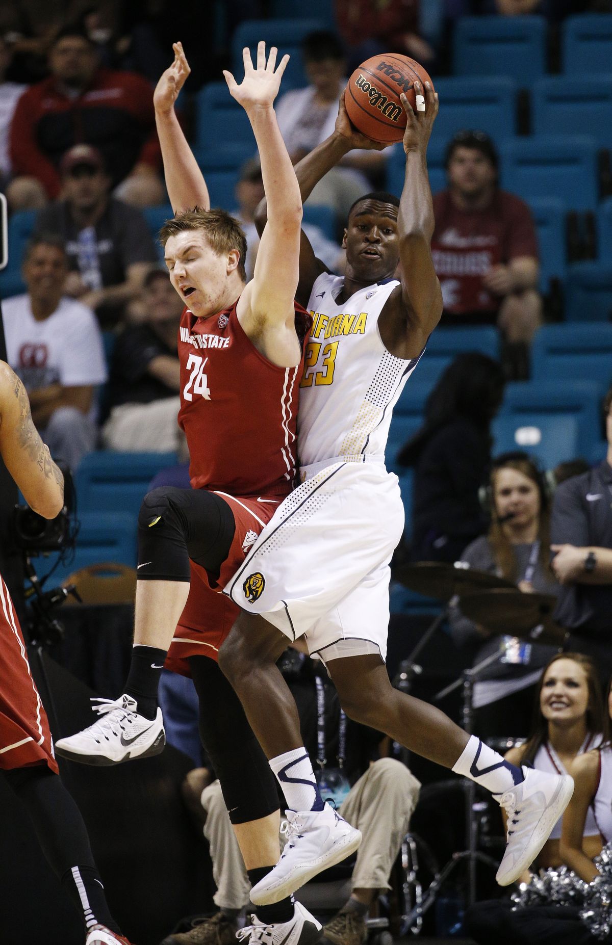WSU’s Josh Hawkinson needed eyes in the back of his head to defend Cal