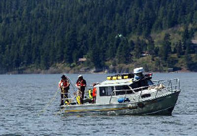 
Kootenai County sheriff's deputies tend lines attached to divers who recovered Fox's  body  from Carlin Bay in Lake Coeur d'Alene. 
 (The Spokesman-Review)