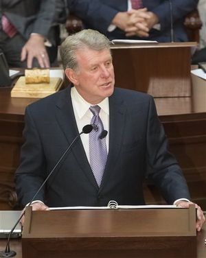 Idaho Gov. Butch Otter addresses lawmakers on Monday, Jan. 11, 2016 (AP / Otto Kitsinger)