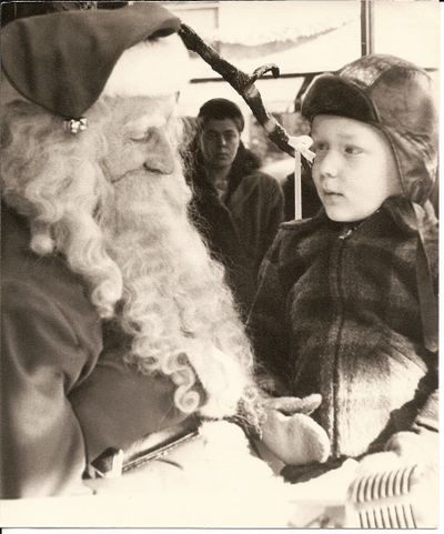 That is one excellent department store Santa.