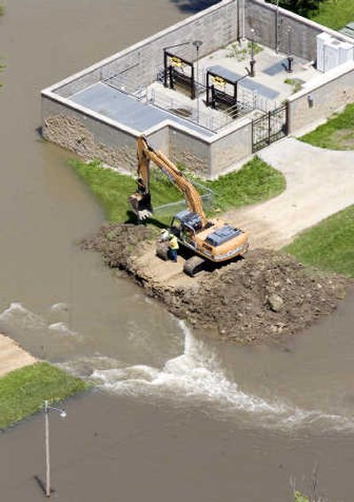 
Engineers monitor a breached levee last week on the Des Moines River. Levees on the Mississippi are in danger of overflowing Associated Press
 (Associated Press / The Spokesman-Review)