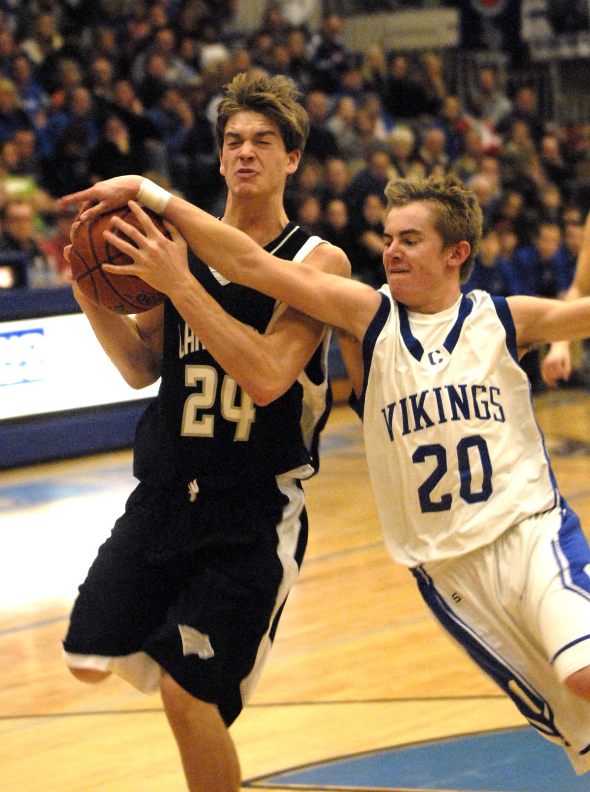 Connor White, right, tries to disrupt the fast break of LC’s Nate Frisbie. (Jesse Tinsley / The Spokesman-Review)