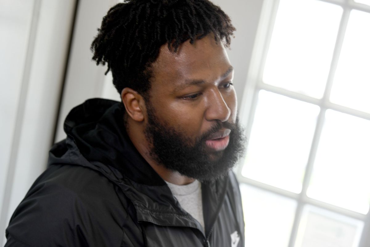 Jerrall Haynes talks about housing at the Rose Apartments in July 2022.  (Kathy Plonka/For The Black Lens)