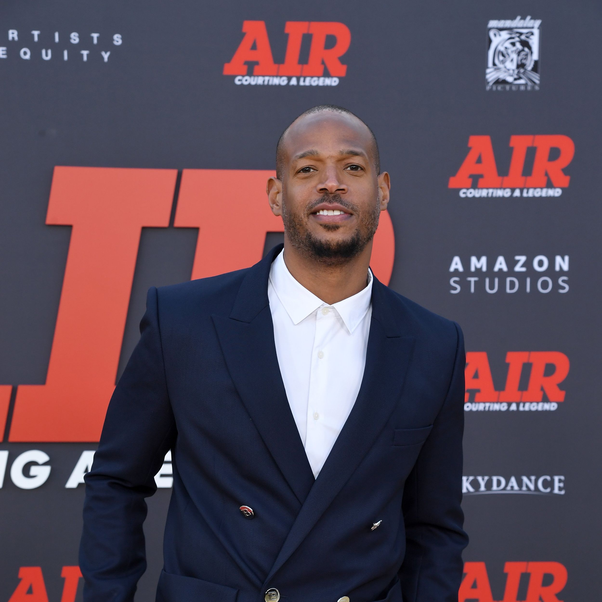 Marlon Wayans gets kicked off United Airlines flight and demands apologies